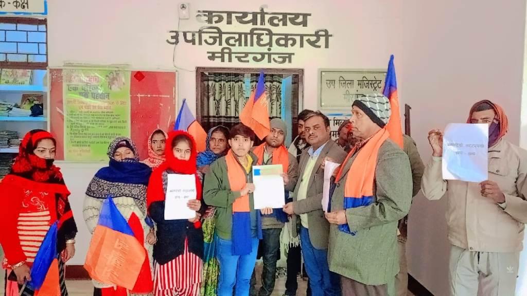 Bareilly News : बांग्लादेश में हिंदुओं पर कहर के खिलाफ मीरगंज में उबाल, फूंका कट्टरपंथियों का पुतला