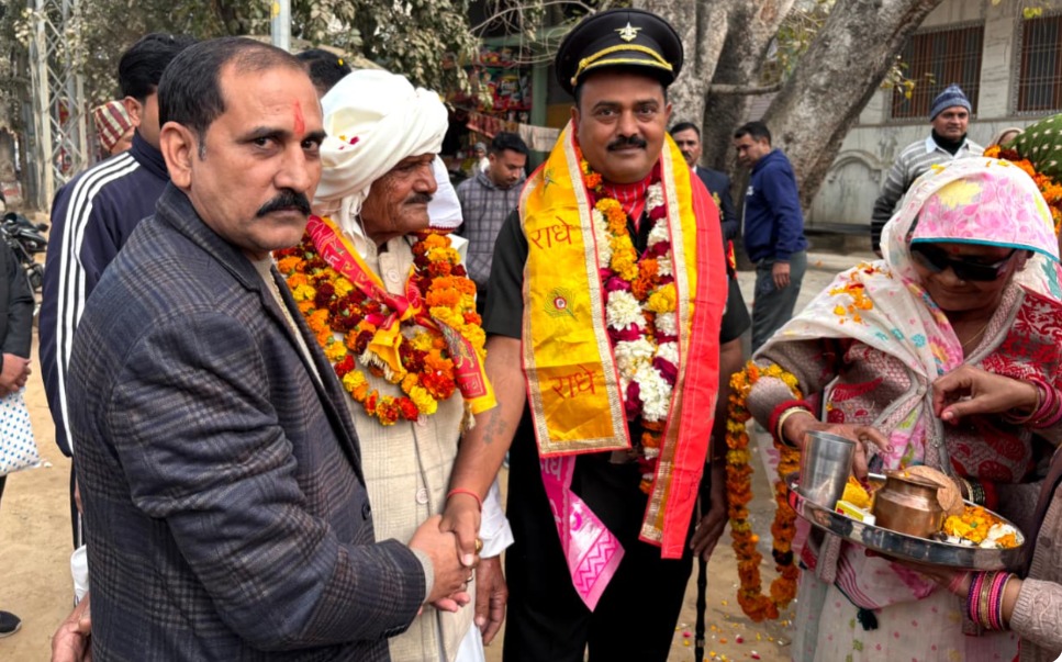 Mathura News: 29 साल देश सेवा के बाद रिटायर हुए कैप्टन गिरधारी लाल का स्वागत