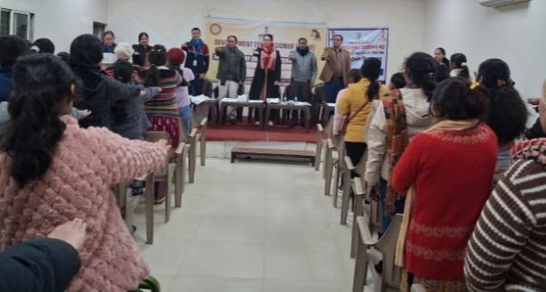 Mathura News:सड़क सुरक्षा नियमों का पालन करने के लिए परिजनों को समझाएं 