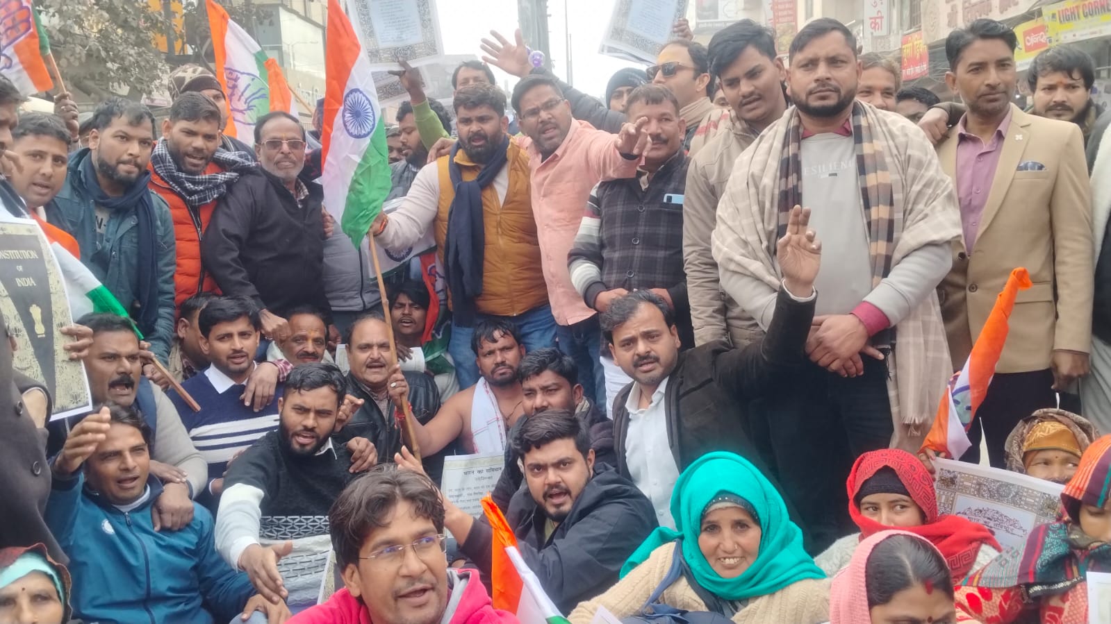 मोहन भागवत को तिरंगा-संविधान सौंपने जा रहे कांग्रेसियों को पुलिस ने रोका, जोरदार प्रदर्शन