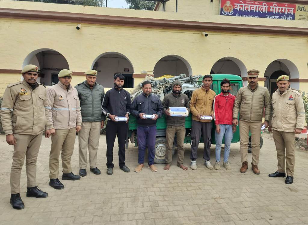 Bareilly News : वाहन चेकिंग में पांच शातिर चोर गिरफ्तार, 40 सिल्वर फ्रेम व तमंचा बरामद