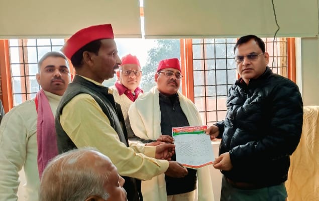 Mathura News: ई-रिक्शा चालकों का शोषण चरम पर, सपाइयों ने निगम को घेरा