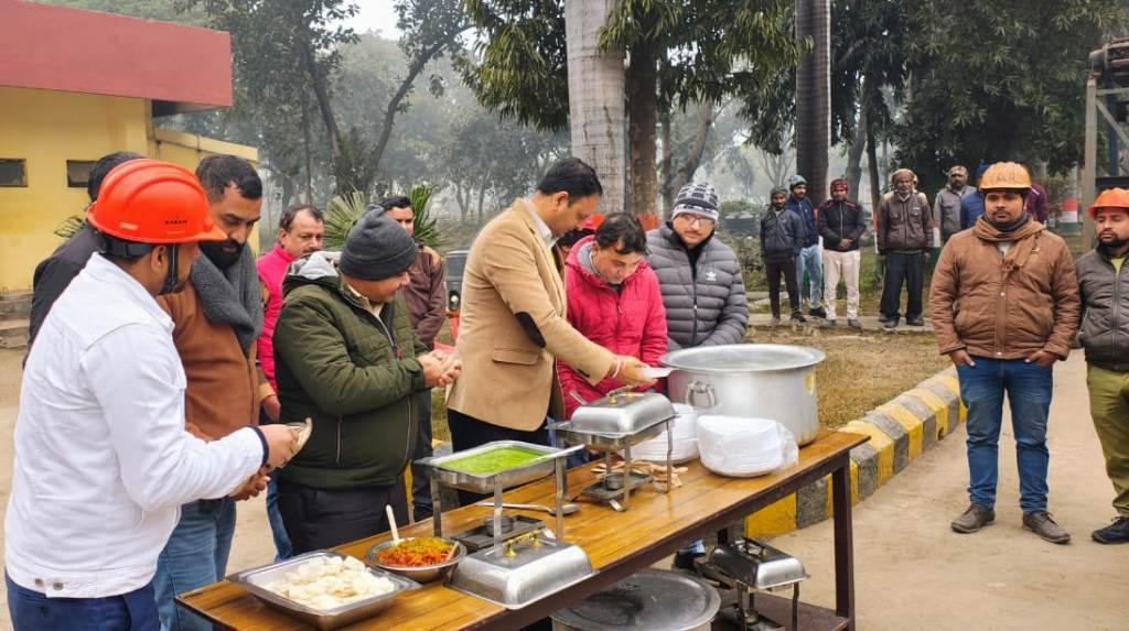 Bareilly News  : मीरगंज में सनातनी आस्था के साथ धूमधाम से मना मकर संक्रांति पर्व, जगह-जगह खिचड़ी सहभोज का आयोजन