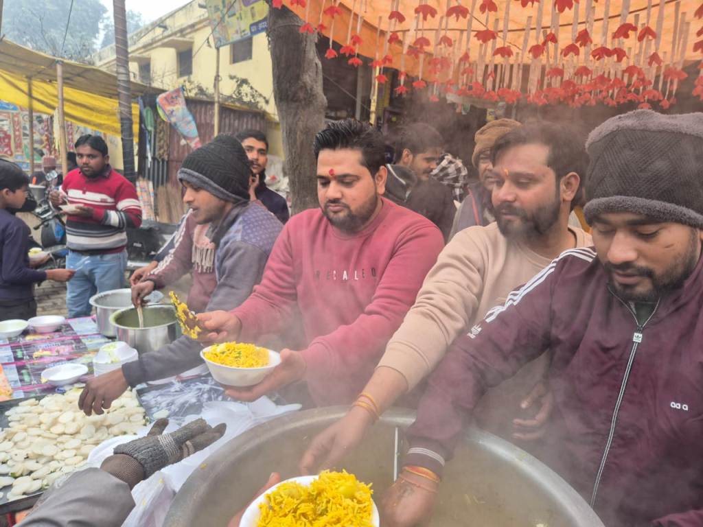 Bareilly News : मीरगंज में मकर संक्रांति पर खिचड़ी वितरण का भव्य आयोजन, दूसरे दिन भी उमड़ी श्रद्धालुओं की भीड़