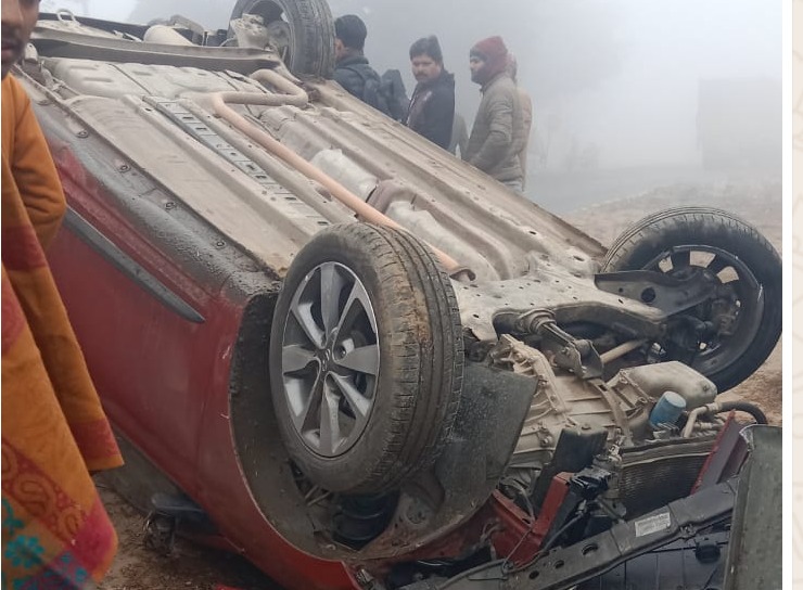 Bareilly News:बाइक बचाने में पलटी कार, डिवाइडर बना हादसे की वजह