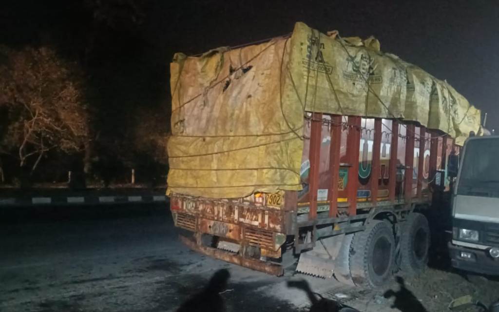 Bareilly News : मीरगंज हाइवे पर संदिग्ध पशुओं की खाल से भरा ट्रक पकड़ा , जांच में जुटी पुलिस