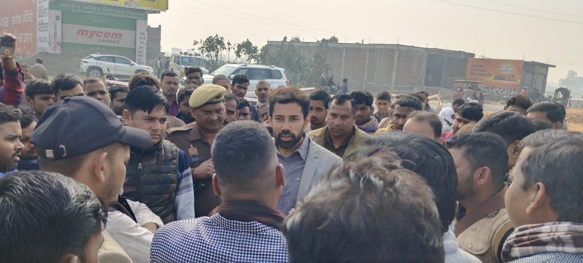 KASGANJ NEWS गोरहा वाईपास मार्ग पर ओवरब्रिज की मांग को लेकर ग्रामीणों का धरना, एसडीएम के आश्वासन पर समाप्त हुआ प्रदर्शन