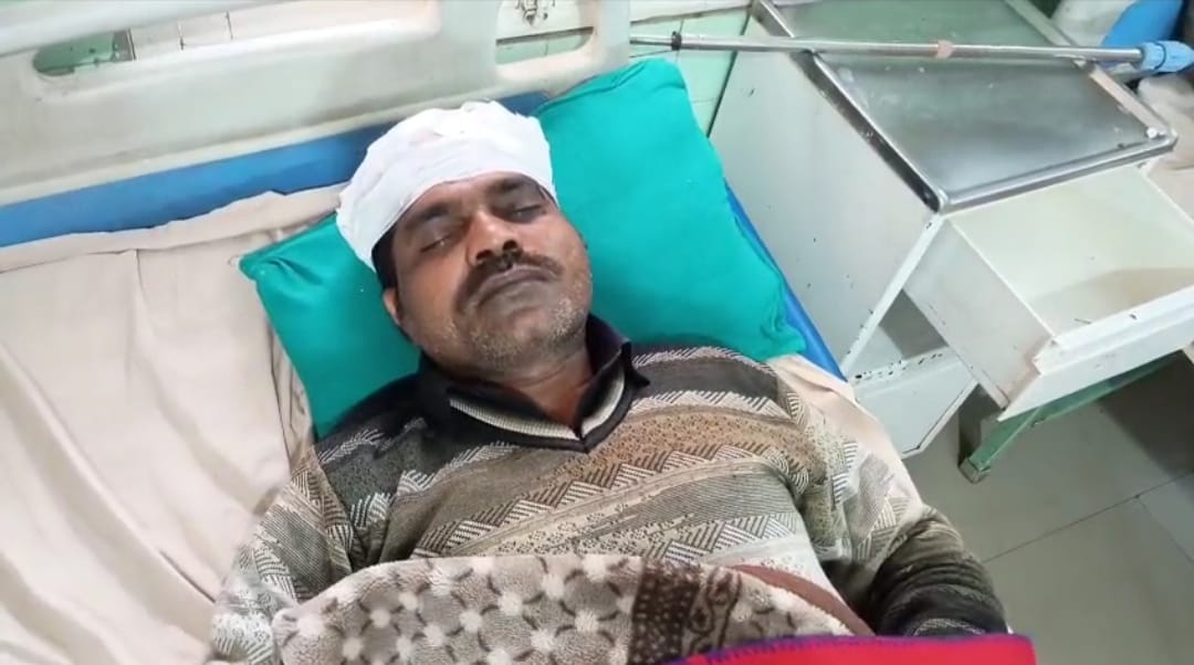 Bareilly News-महिला ग्राम प्रधान के देवर पर घर में घुसकर लोहे की राठ से पीटा, हालत गंभीर 