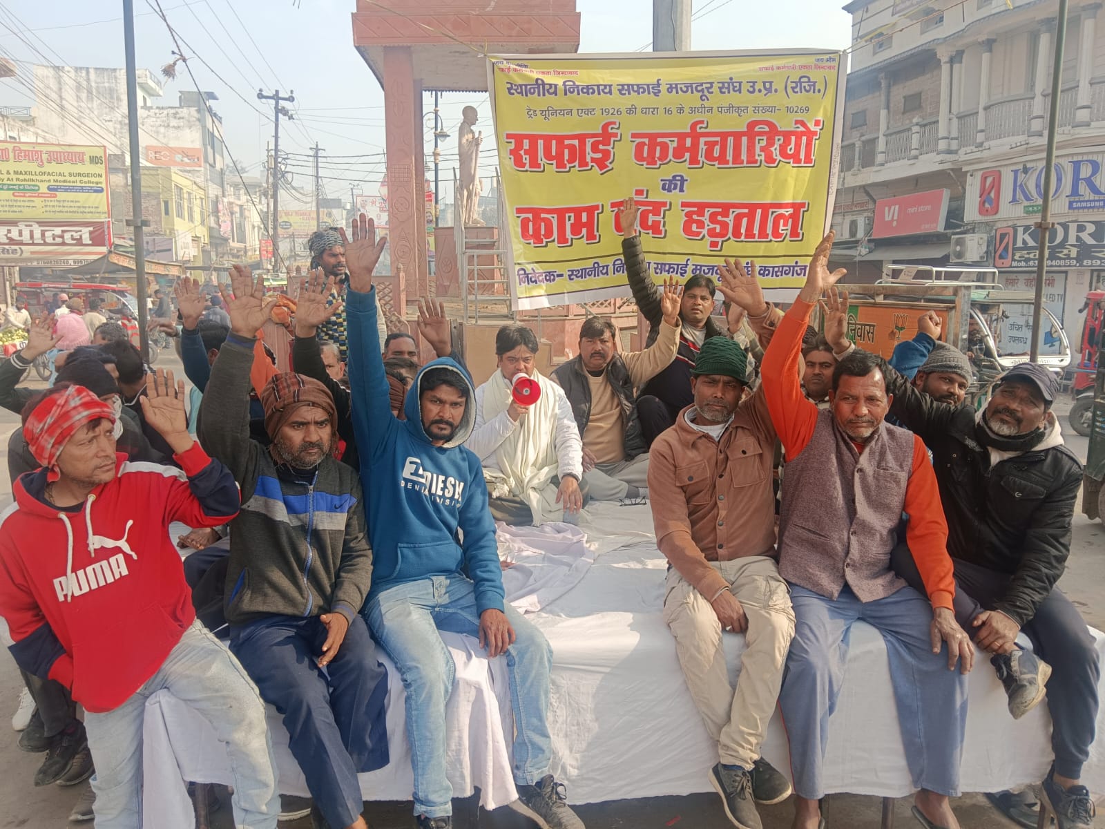 KASGANJ NEWS नगर पालिका अहंकार त्यागे, जिम्मेदारी निभाए : अखिलेश अग्रवाल  सफाई कर्मचारियों की हड़ताल से नगर की स्वच्छता व्यवस्था चरमराई