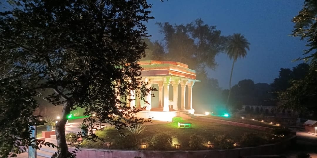 Mathura News: विदेशी पर्यटकों को आकर्षित कर रही रसखान और ताज बीबी समाधि 