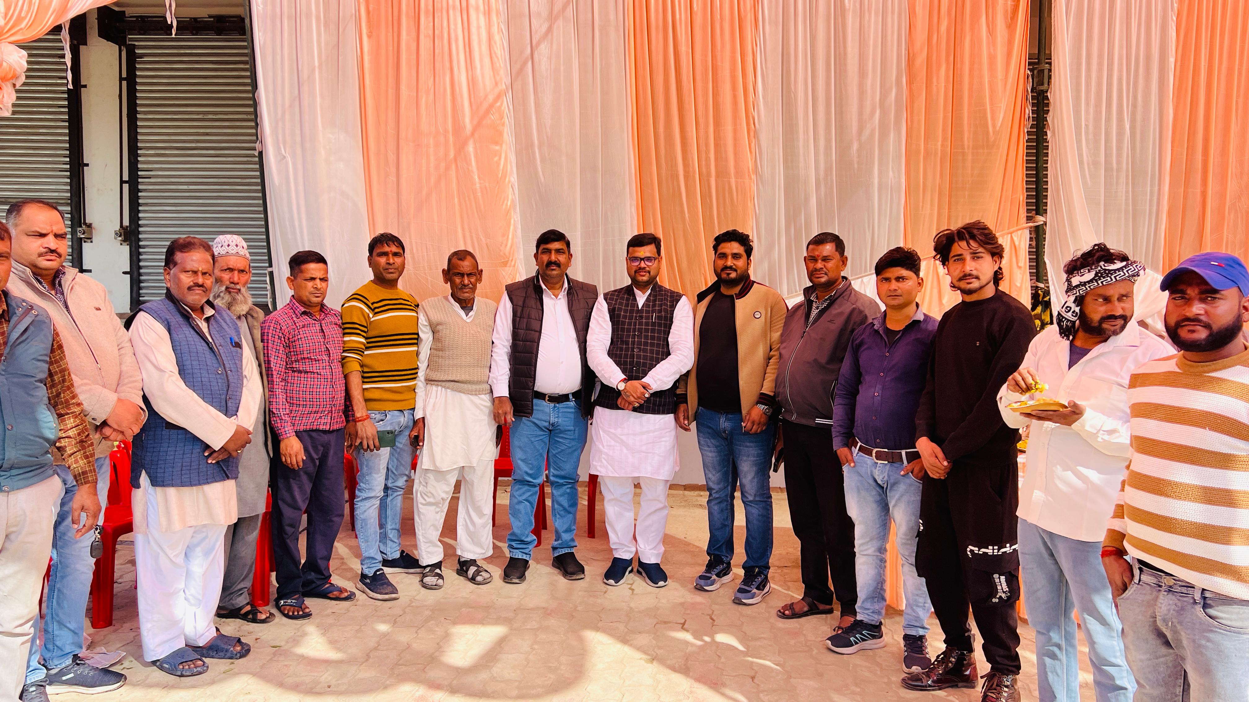 Bareilly News- प्रधान रामा देवी की पहल, मार्केट परिसर में खिचड़ी भोज का आयोजन, ग्रामीण व राहगीरों की रही बड़ी भागीदारी