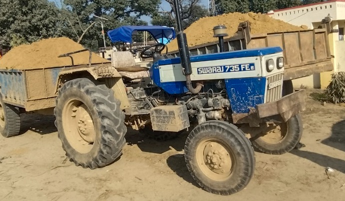 बरेली न्यूज: महिलाओं ने खनन विभाग की टीम को घेरा, लोडर ट्रैक्टर छुड़ाया 