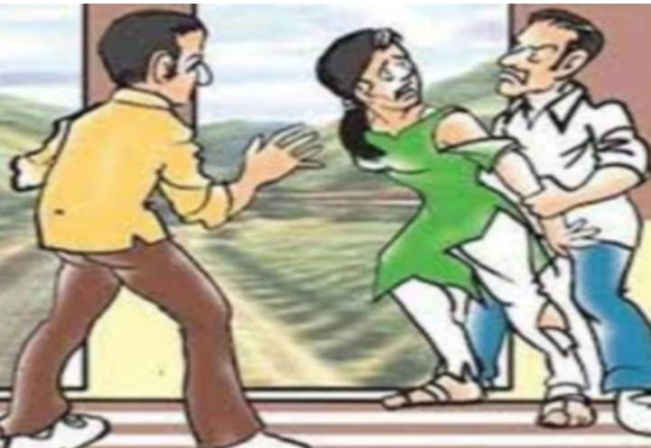 KASGANJ NEWS रात के सन्नाटे में रहस्यमयी वारदात: सहावर में घर में घुसकर सोती दो मासूम बालिकाओं के काटे बाल, चेहरे पर लिक्विड पेपर डालकर किया घायल, परिवार में दहशत