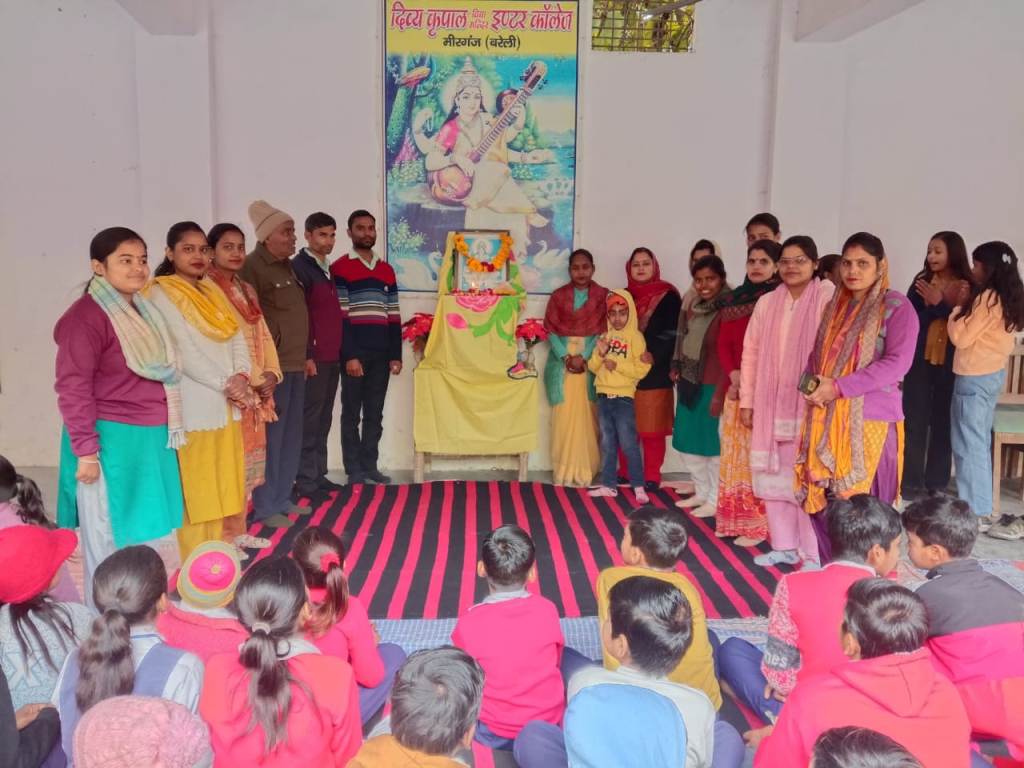 Bareilly News : नेताजी सुभाष चंद्र बोस जयंती व बसंत पंचमी पर दिव्य कृपाल इंटर कालेज में गूंजे देशभक्ति और संस्कृति के स्वर