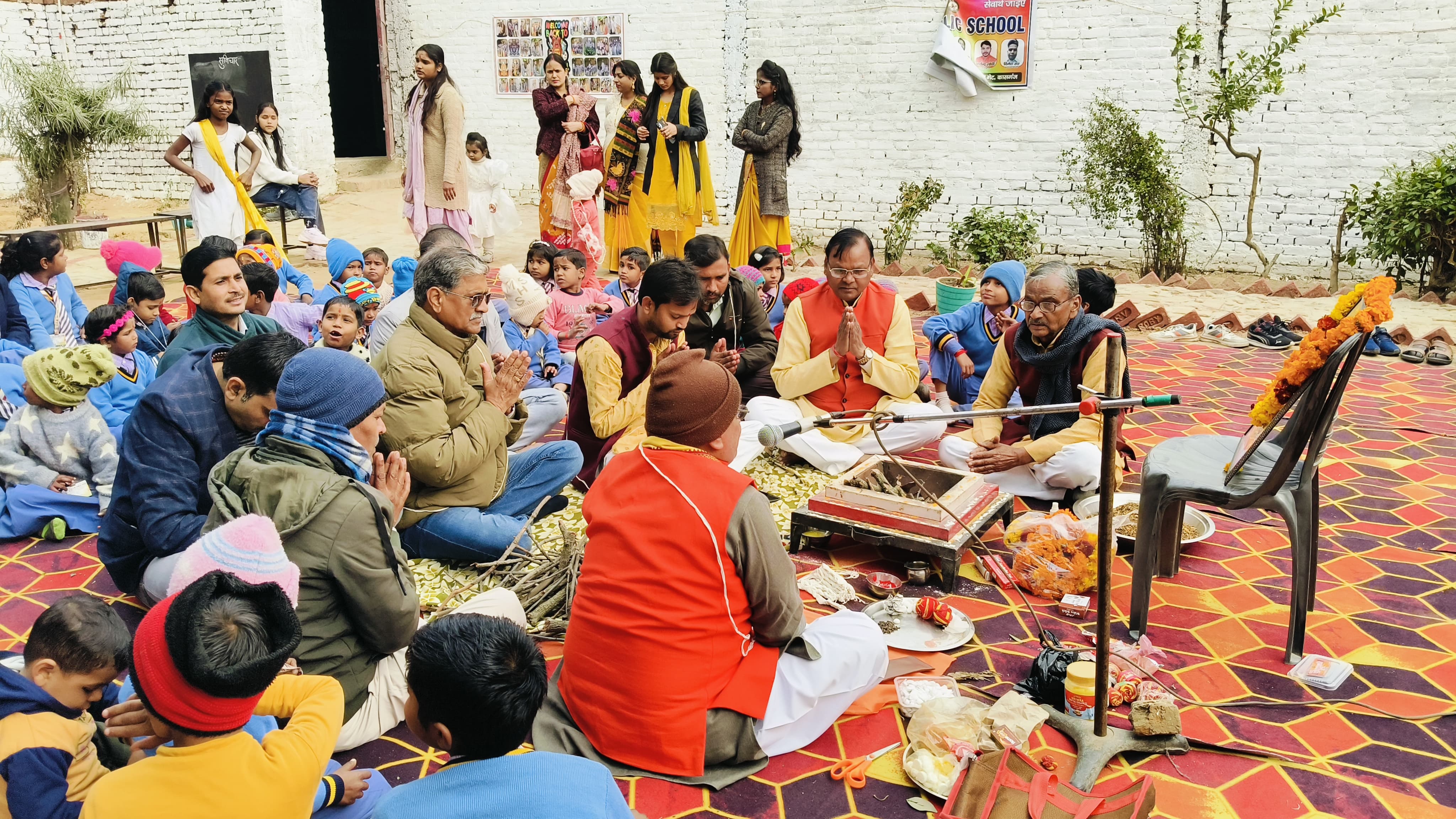 KASGANJ NEWS एस.आर.एम. पब्लिक स्कूल में बसंत पंचमी एवं नेताजी सुभाष चंद्र बोस जयंती धूमधाम से मनाई गई