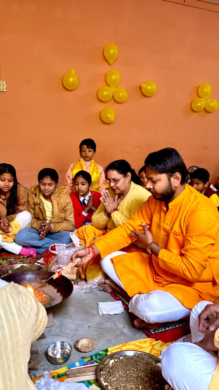 KASGANJ NEWS एमवीएम पब्लिक स्कूल में वसंत पंचमी पर विशाल हवन-यज्ञ, पट्टिका पूजन के साथ नए बच्चों का हुआ प्रवेश