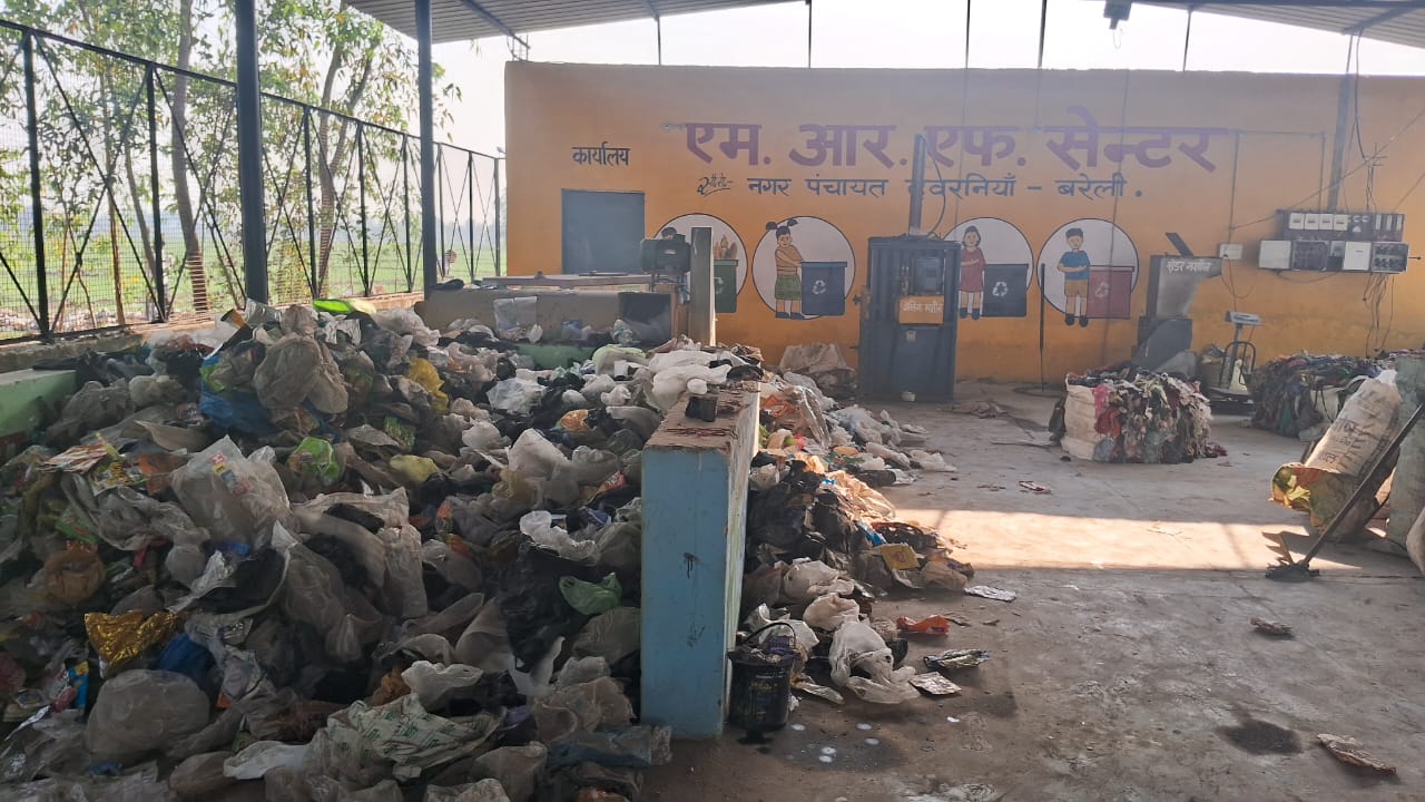 Bareilly News- देवरनियाँ में स्वच्छता मिशन बेपटरी, धूल खा रही लाखों की एमआरएफ मशीनें 