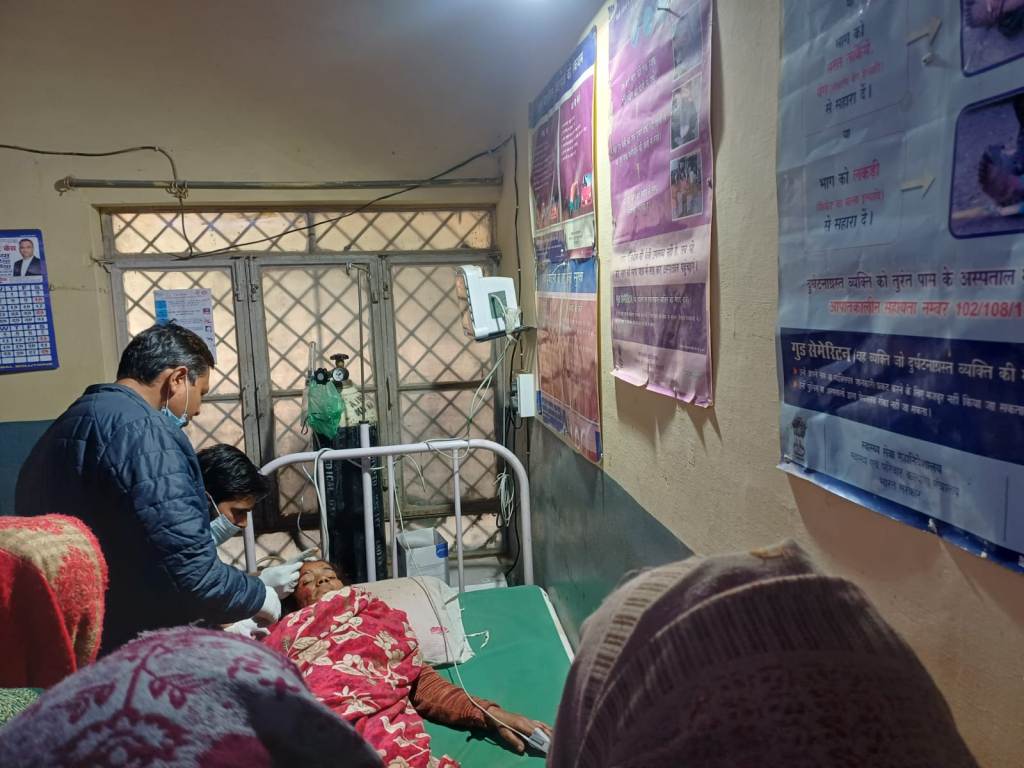 Bareilly News : सोना लाने के विवाद में खूनी कलह: पत्नी को छत से फेंकने के बाद पति ने लगाई फांसी, गांव में सनसनी