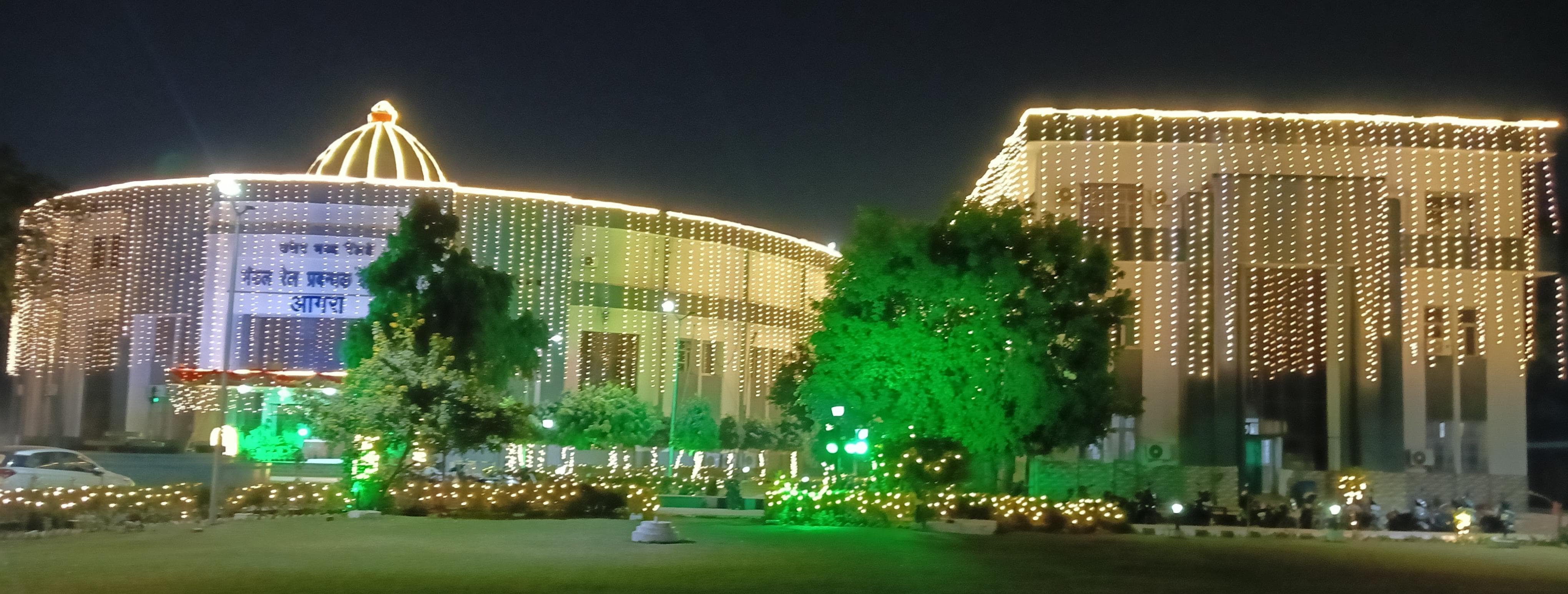 आगरा: गणतंत्र दिवस की पूर्व संध्या पर रोशनी से नहाए रेलवे स्टेशन 