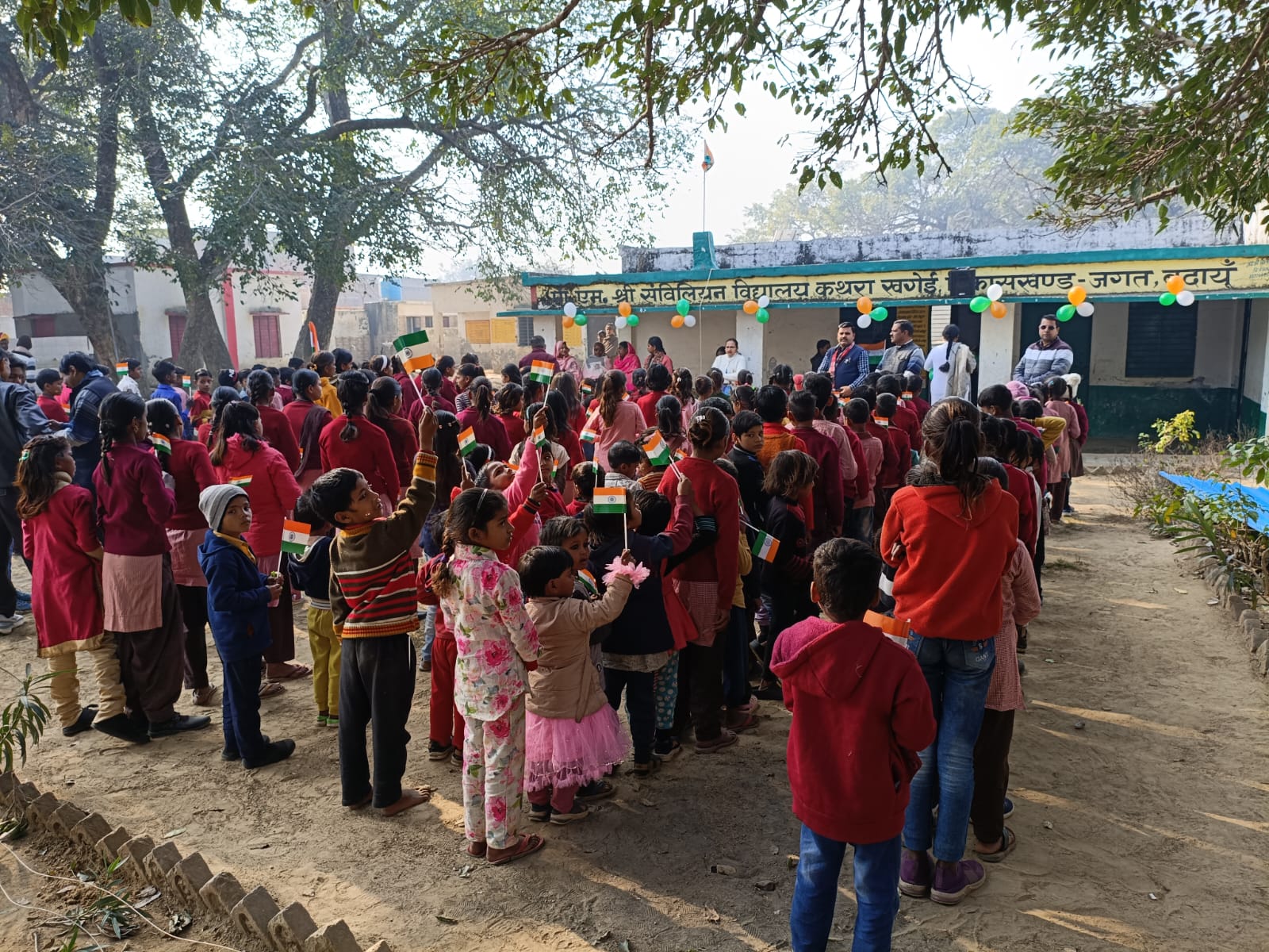 Badaun News : कथरा खगेई में पंचायत घर व स्कूल में फहराया तिरंगा