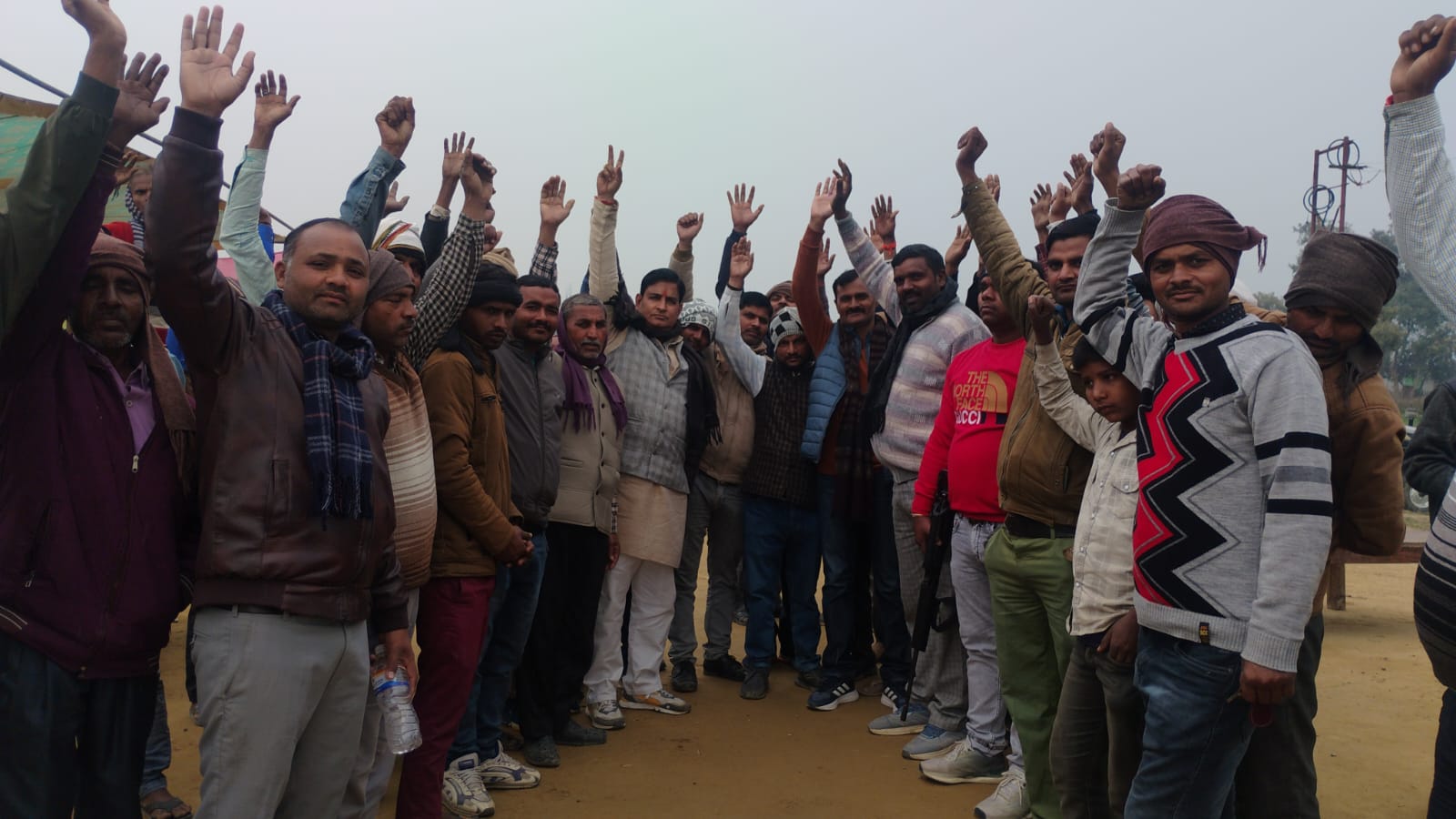 KASGANJ NEWS राष्ट्रीय राजमार्ग 530बी पर अंडरपास की मांग को लेकर श्यामसर के ग्रामीणों का प्रदर्शन, जिलाधिकारी को सौंपा ज्ञापन