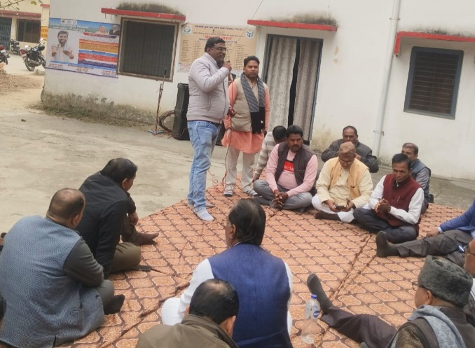 Bareilly News बच्चे की मौत पर एफआईआर से भड़के प्रधान, भोजीपुरा ब्लॉक में किया धरना