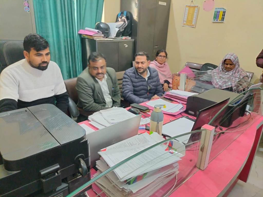 Bareilly News : शीशगढ़ में मतदाता सूची पुनरीक्षण केंद्र का एसडीएम आलोक कुमार ने किया औचक निरीक्षण