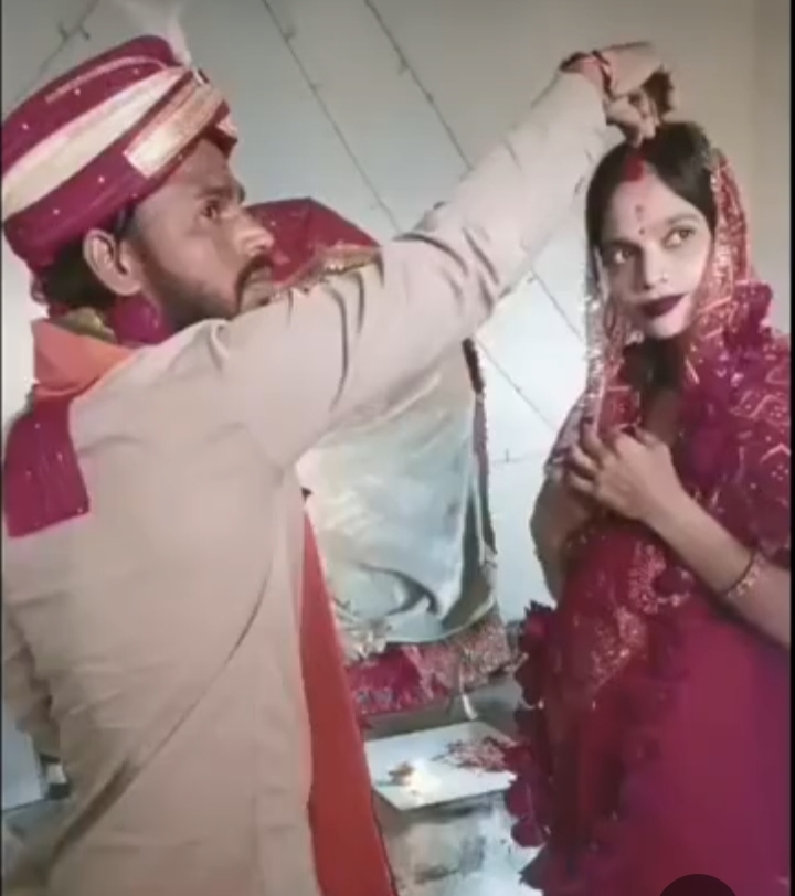 Bareilly News : मीरगंज की अंजुम बनी अंजलि, प्रेमी मोनू संग मंदिर में लिए सात फेरे, प्रशासन से सुरक्षा की मांग