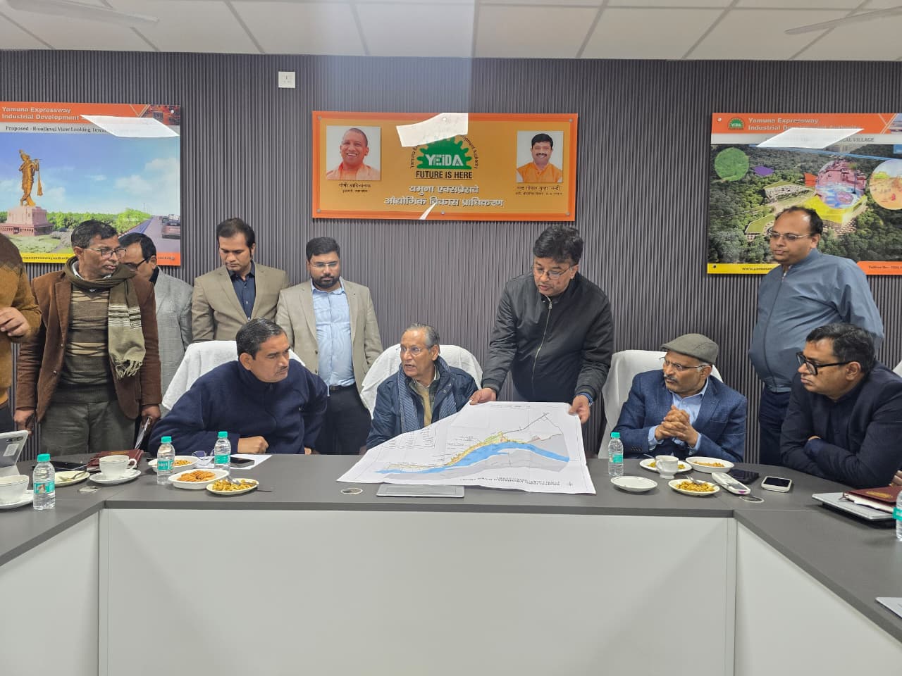 मथुरा न्यूज: बांके बिहारी धाम तक सस्पेंशन ब्रिज की तैयारी, यमुना घाटों के कायाकल्प पर मंथन