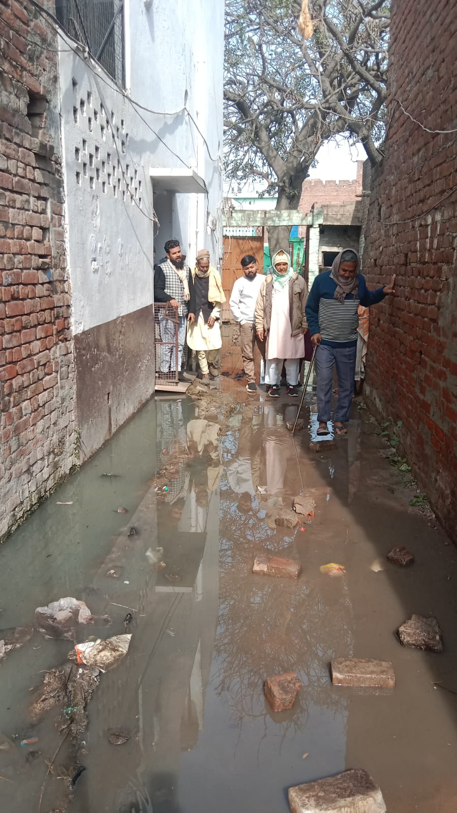 Kasganj News: नालों की गंदगी बनी ग्रामीणों की सज़ा! सुजाबलपुर में एक माह से गलियों में भरा गंदा पानी, प्रशासन बेख़बर