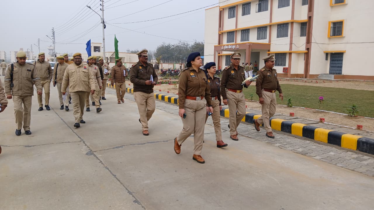 KASGANJ News पुलिस अधीक्षक अंकिता शर्मा ने किया पुलिस लाइन का निरीक्षण, व्यवस्थाओं का लिया जायजा, अधिनस्थों को दिए सख्त निर्देश