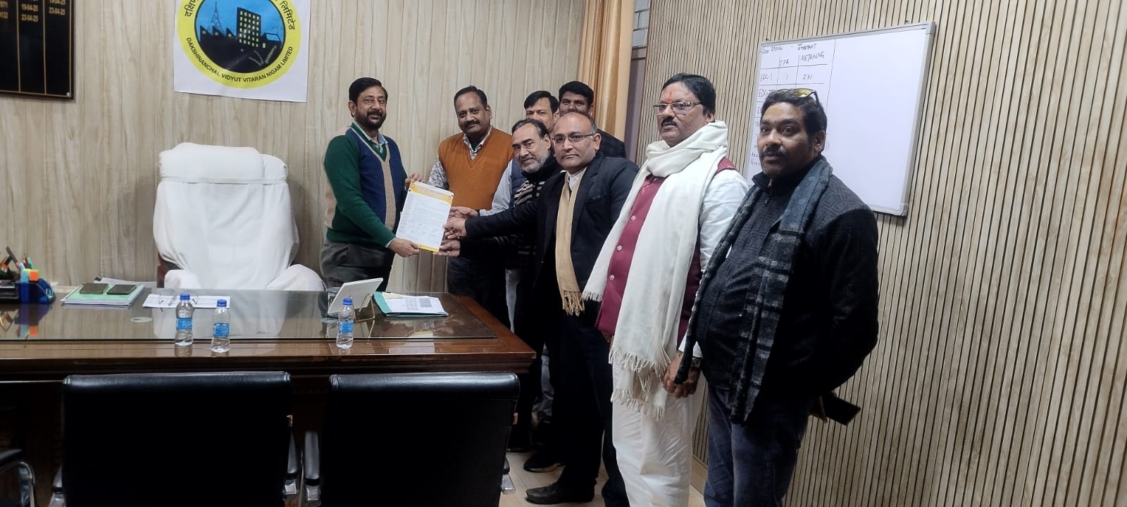 Mathura News: स्मार्ट मीटर पर व्यापारियों का आक्रोश, मुख्य अभियंता को सौंपा ज्ञापन