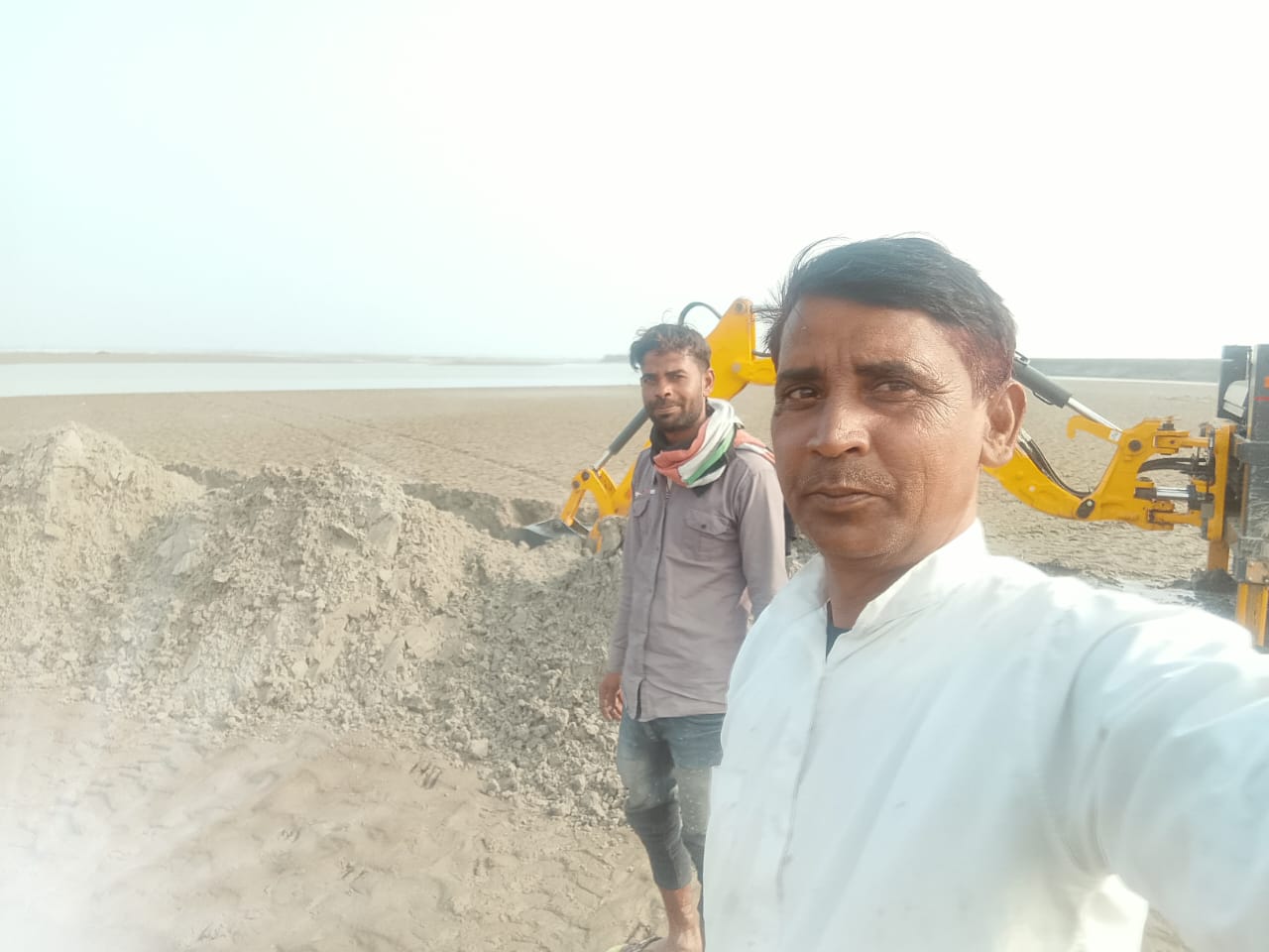 KASGANJ NEWS जागरण टुडे की खबर का असर: लहरा गंगा घाट पहुंचे  ईओ प्रभारी सहावर एसडीएम और कोतवाल, जेसीबी से तुड़वाया गया बांध, आज आएगा गंगा में पानी