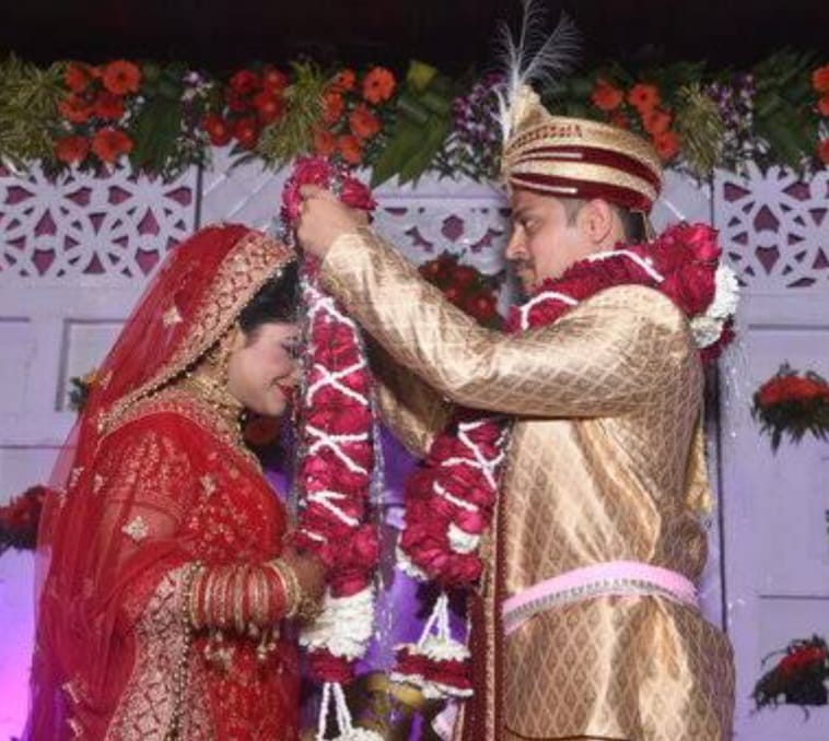 Bareilly News : मीरगंज में प्रेमी जोड़े ने मंदिर में रचाई शादी, परिजनों की मौजूदगी में लिए सात फेरे