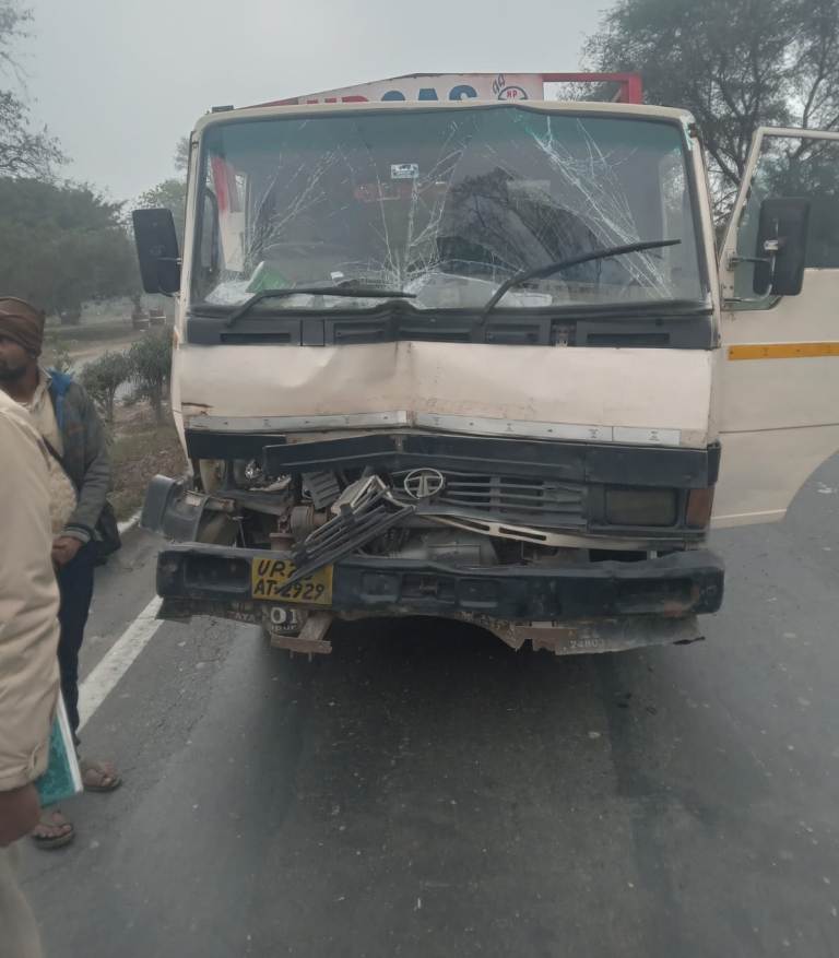 bareilly news : एलपीजी सिलेंडर से भरा कैंटर ट्रैक्टर-ट्रॉली में घुसा, चालक गंभीर घायल