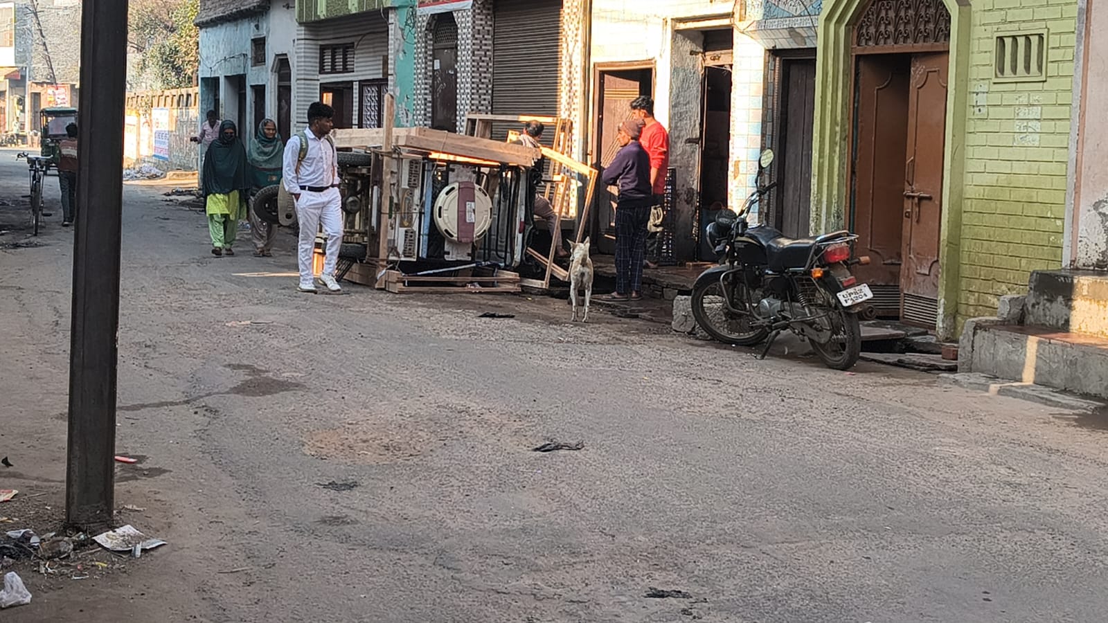 KASGANJ NEWS:गंजडुंडवारा में सड़क मे मौजूद गड्ढे के कारण पलटा ई-रिक्शा, पास से गुजर रहे स्कूली बच्चे बाल-बाल बचे, लोगों ने पालिका प्रशासन से सड़क निर्माण की मांग