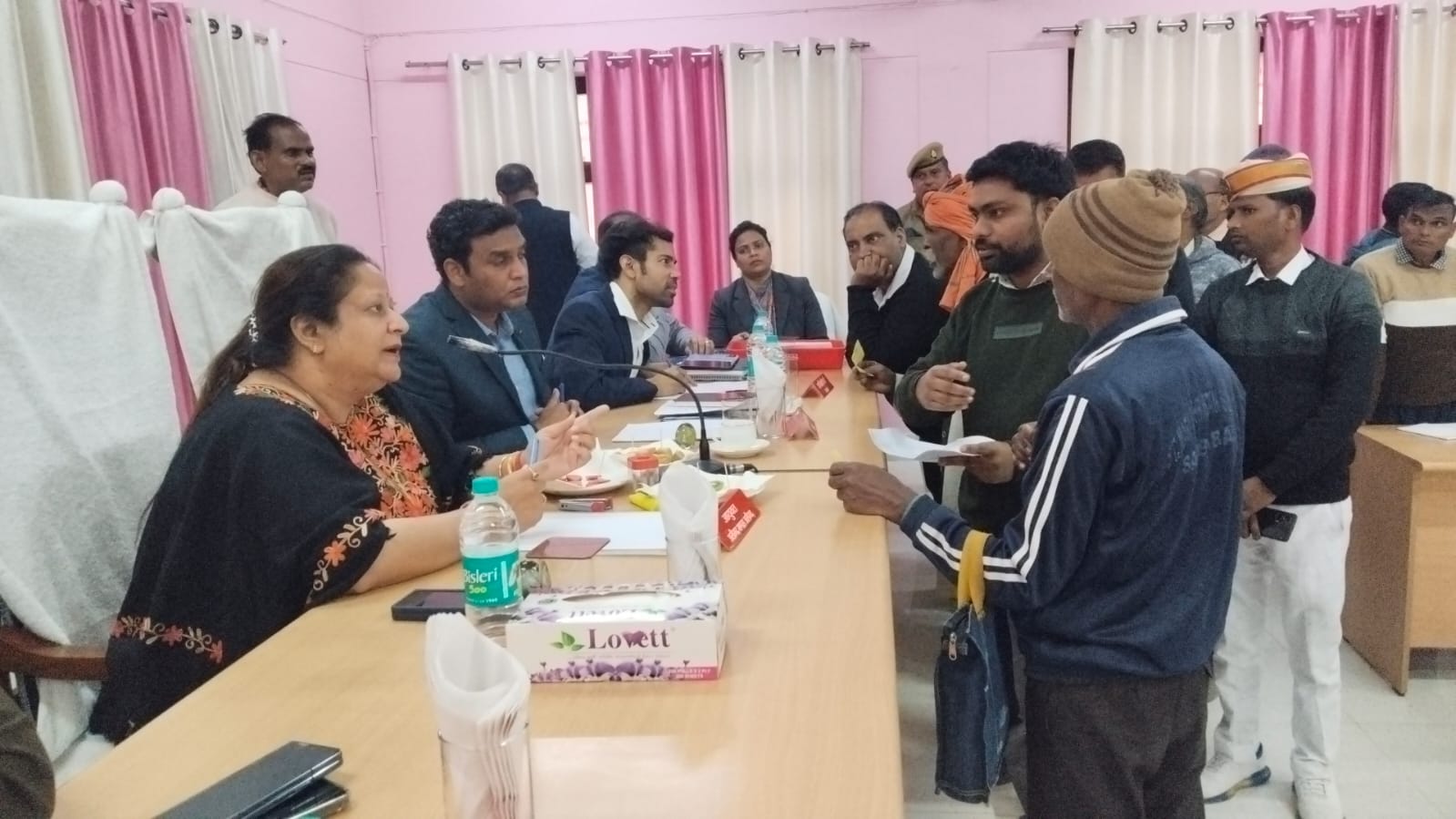 KASGANJ NEWS अलीगढ़ मंडलायुक्त संगीता सिंह ने सदर तहसील में की जनसुनवाई, औचक निरीक्षण कर अधिकारियों को दिए सख्त निर्देश