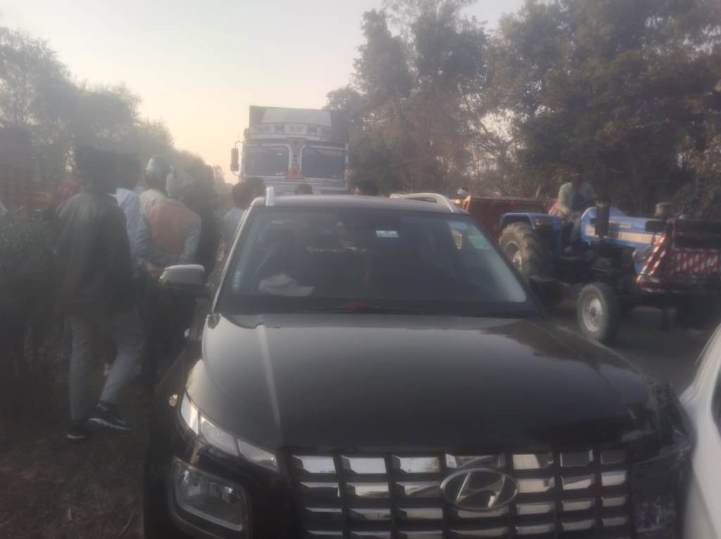 Bareilly News : मीरगंज हाईवे पर तीन वाहनों की भिड़ंत, सतर्कता से टला बड़ा हादसा