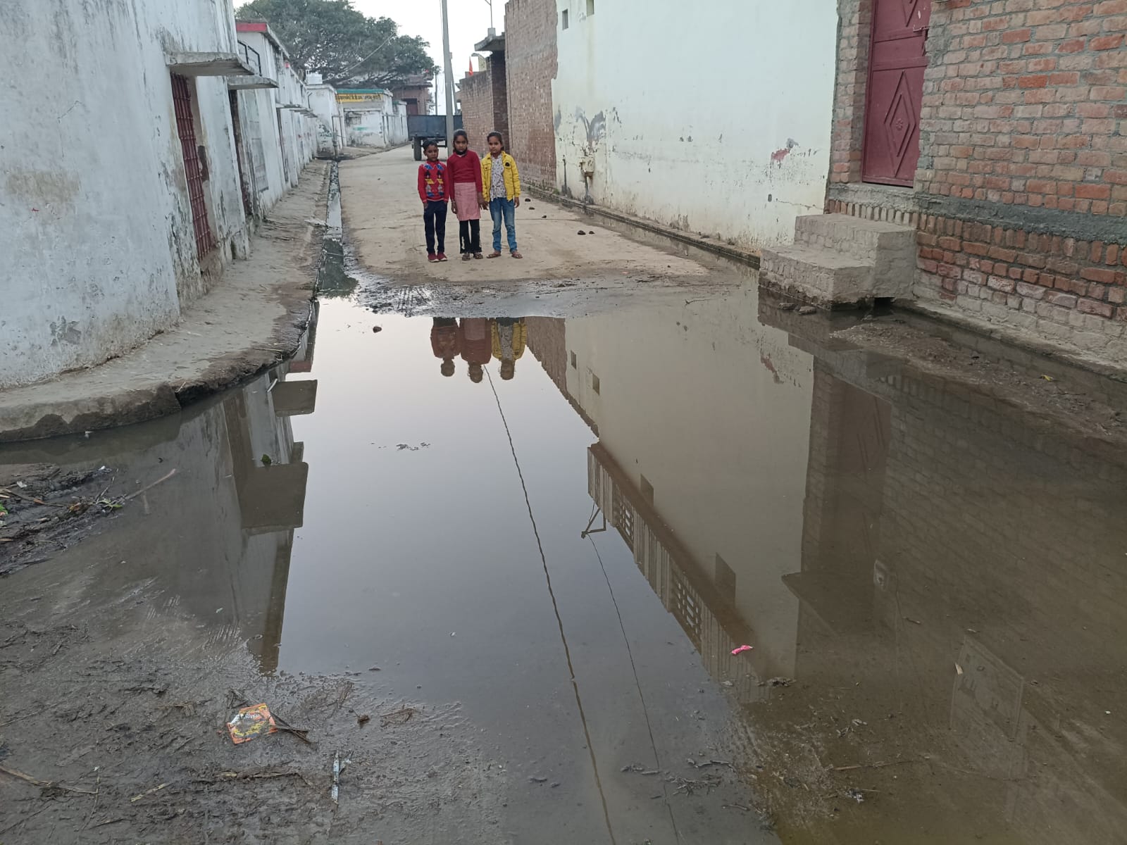 Badaun News :सरकारी स्कूल के सामने गड्ढा, बच्चों की जान जोखिम में