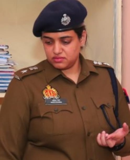 KASGANJ NEWS जनसुनवाई प्रकरण में बड़ी कार्रवाई, पीड़ित से दुर्व्यवहार के आरोपी दो पुलिसकर्मी लाइन हाजिर