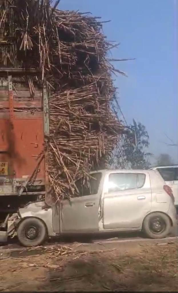 Bareilly news : खराब खड़े गन्ना लदे ट्रक में घुसी कार, शादी से लौट रहे तीन लोग गंभीर घायल