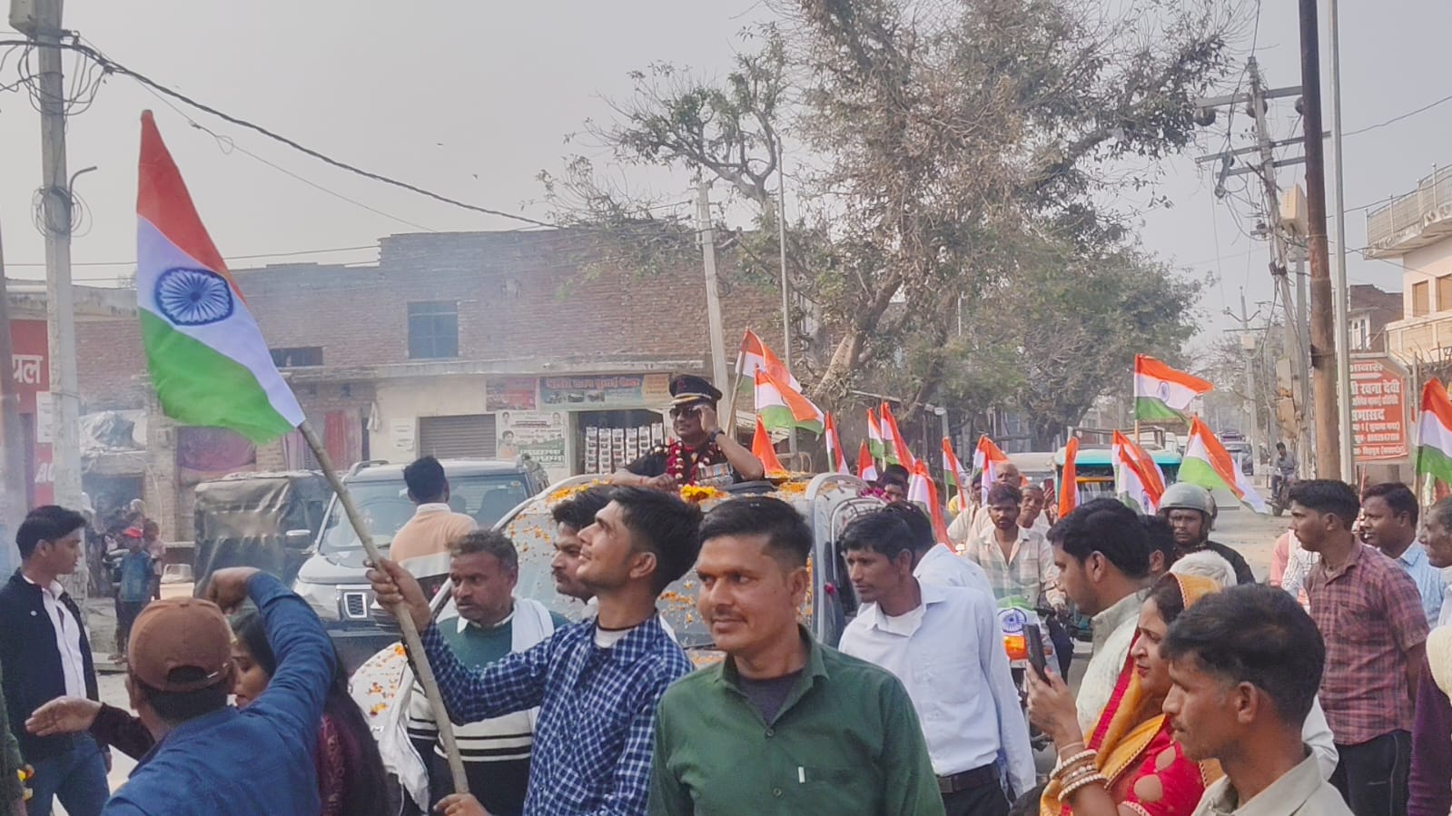 KASGANJ NEWS:सेवानिवृत्त फौजी रामचरण कश्यप का तिरंगा यात्रा निकाल भव्य स्वागत, हजारों लोगों ने किया सम्मान