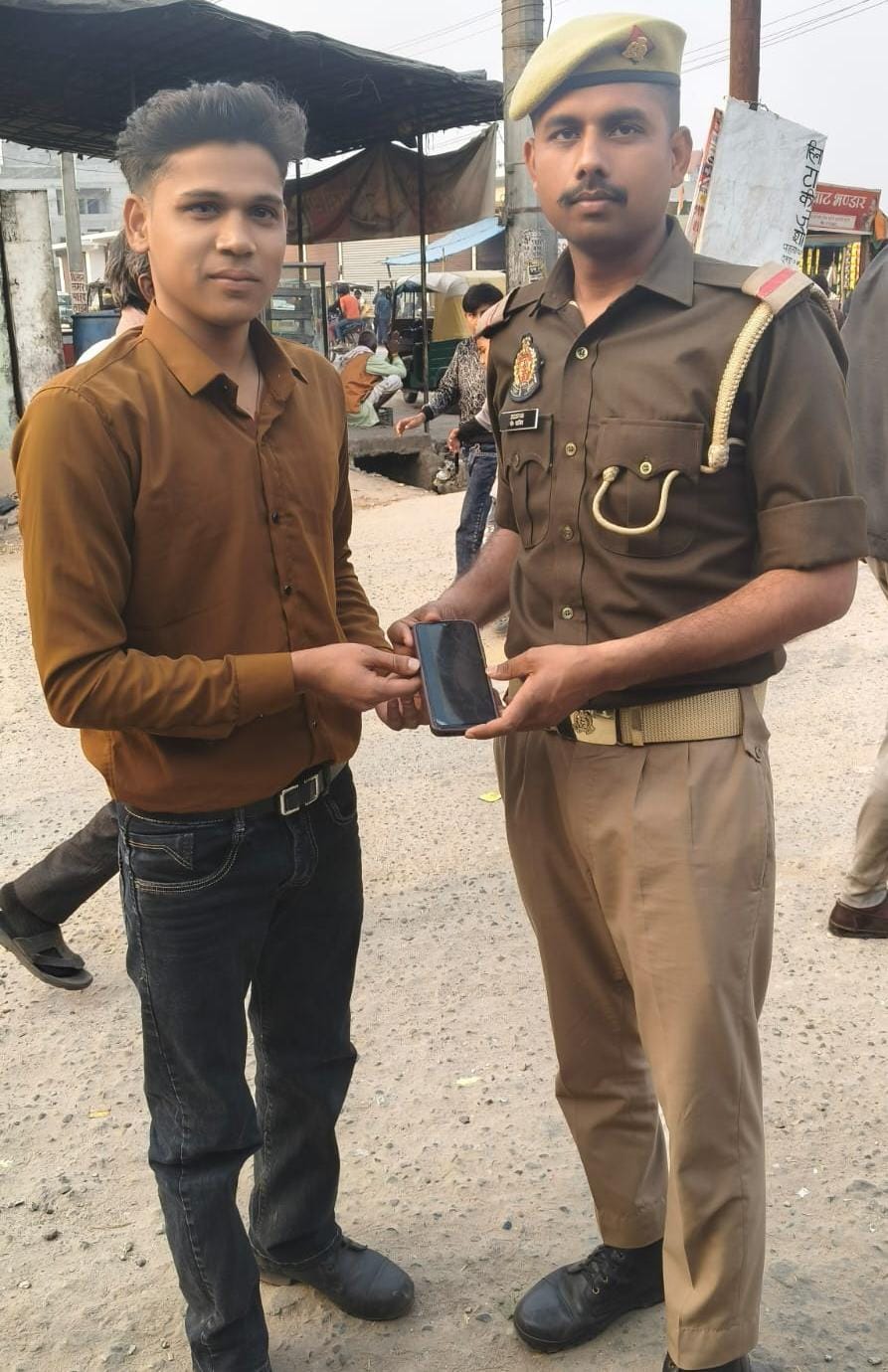 KASGANJ NEWS:कांवड़ यात्रा ड्यूटी में तैनात रिक्रूट आरक्षियो का मानवीय चेहरा, वृद्धा की मदद कर लौटाया खोया मोबाइल