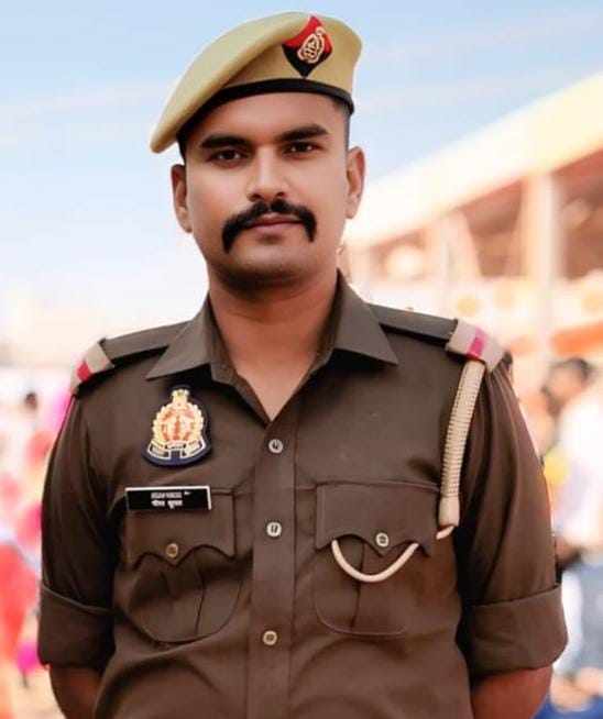 KASGANJ NEWS:खतरे में थी मासूम की सांसें,खाकी ने ढाल बन जलमग्न गड्ढे से सुरक्षित,बहादुर पुलिसकर्मी की सूझबूझ से टली बड़ी अनहोनी