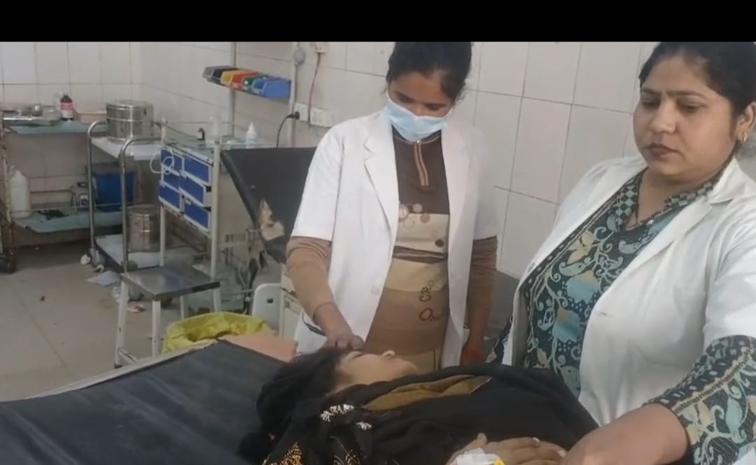 KASGANJ NEWS प्रेम प्रसंग में साजिश का आरोप: नहर किनारे बुलाकर युवती को बाइक से मारी टक्कर, दोनों पैर में फ्रैक्चर