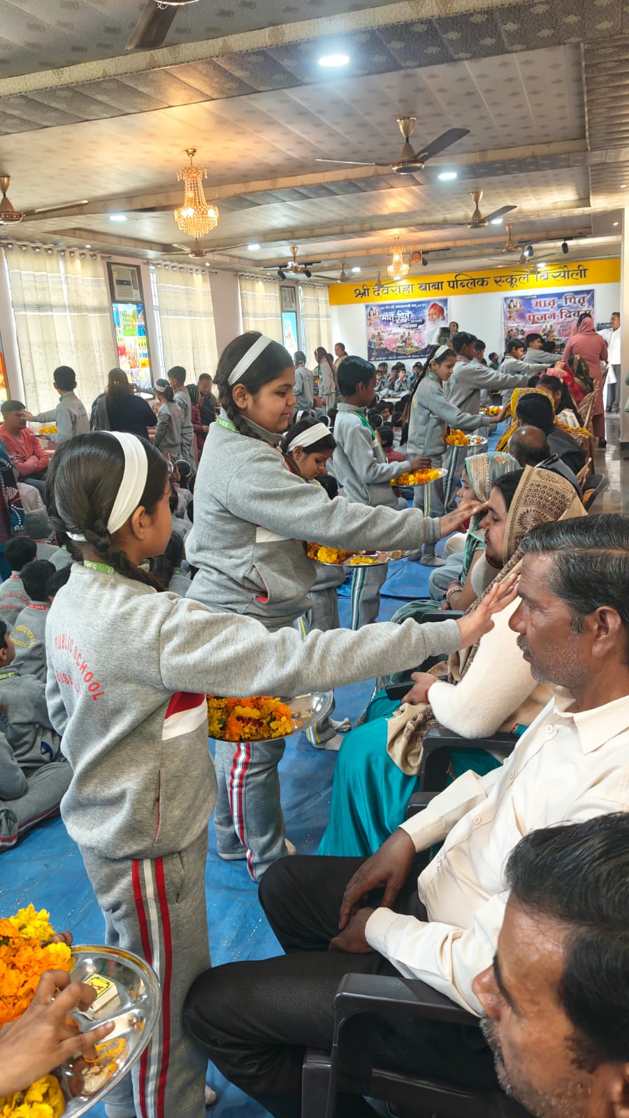 Badaun News : एसडीबी पब्लिक स्कूल में श्रद्धा के साथ मनाया गया मातृ-पितृ दिवस