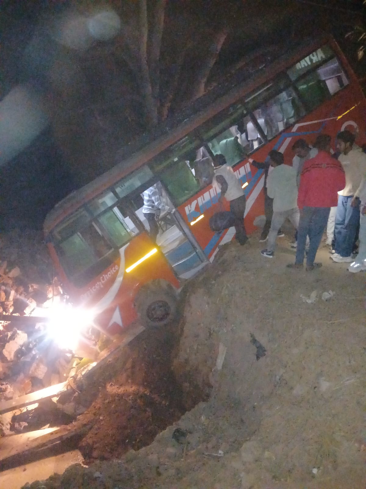 KASGANJ NEWS:डाइवर्जन सूचक न होने से बरातियों से भरी बस नाले में घुसी, कई घायल — विभागीय लापरवाही उजागर