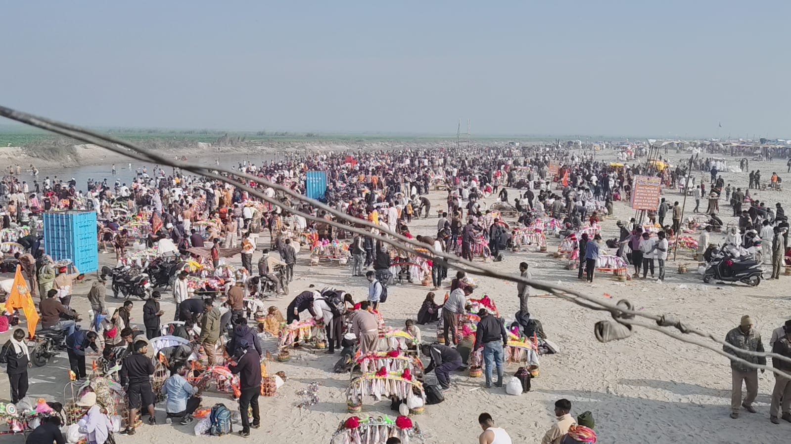 KASGANJ NEWS सोरों में महाशिवरात्रि को लेकर कांवड़ मेले में उमड़ा जनसैलाब, लहरा गंगा घाट पर ड्रोन से निगरानी