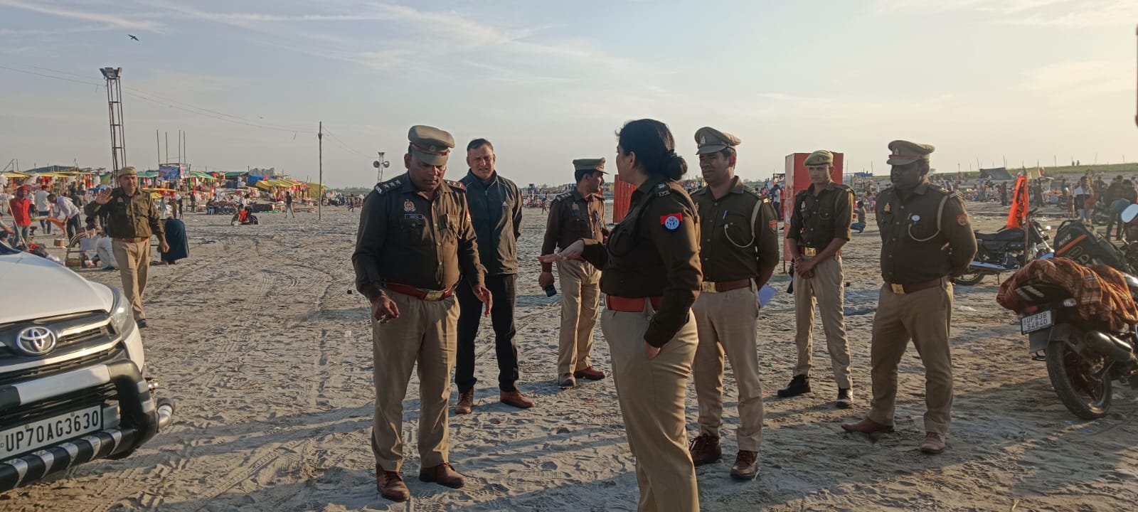 KASGANJ NEWS कासगंज पुलिस कप्तान अंकिता शर्मा ने लहरा गंगा घाट का किया निरीक्षण, कांवड़ यात्रियों से संवाद कर दिए आवश्यक निर्देश