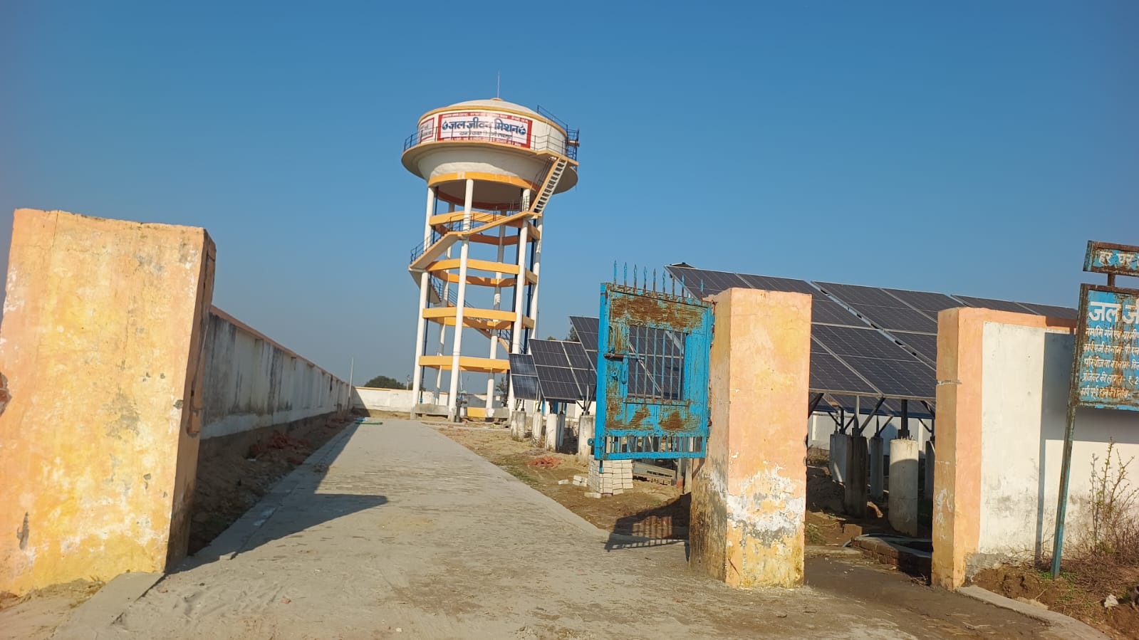 KASGANJ NEWS किलोनी गांव की पानी की टंकी से इनवर्टर और लाइट चोरी, ऑपरेटर ने पुलिस को दी तहरीर